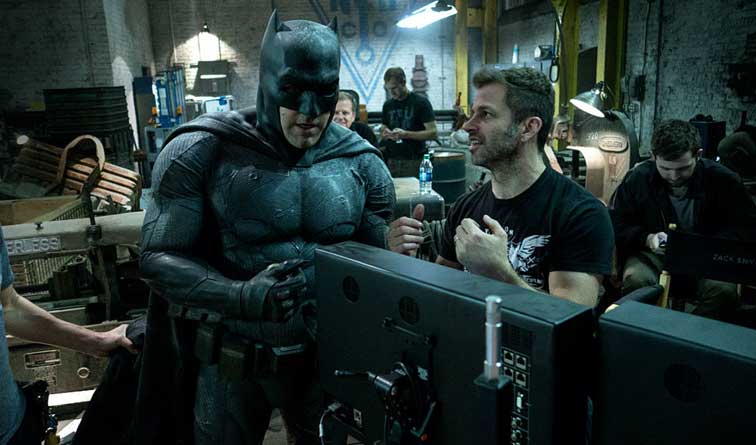Zack Snyder berbincang dengan Ben Affleck di belakang kamera